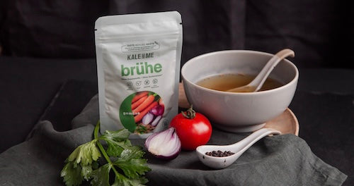 Basenbildende Gemüsebrühe beim Fasten in Tasse