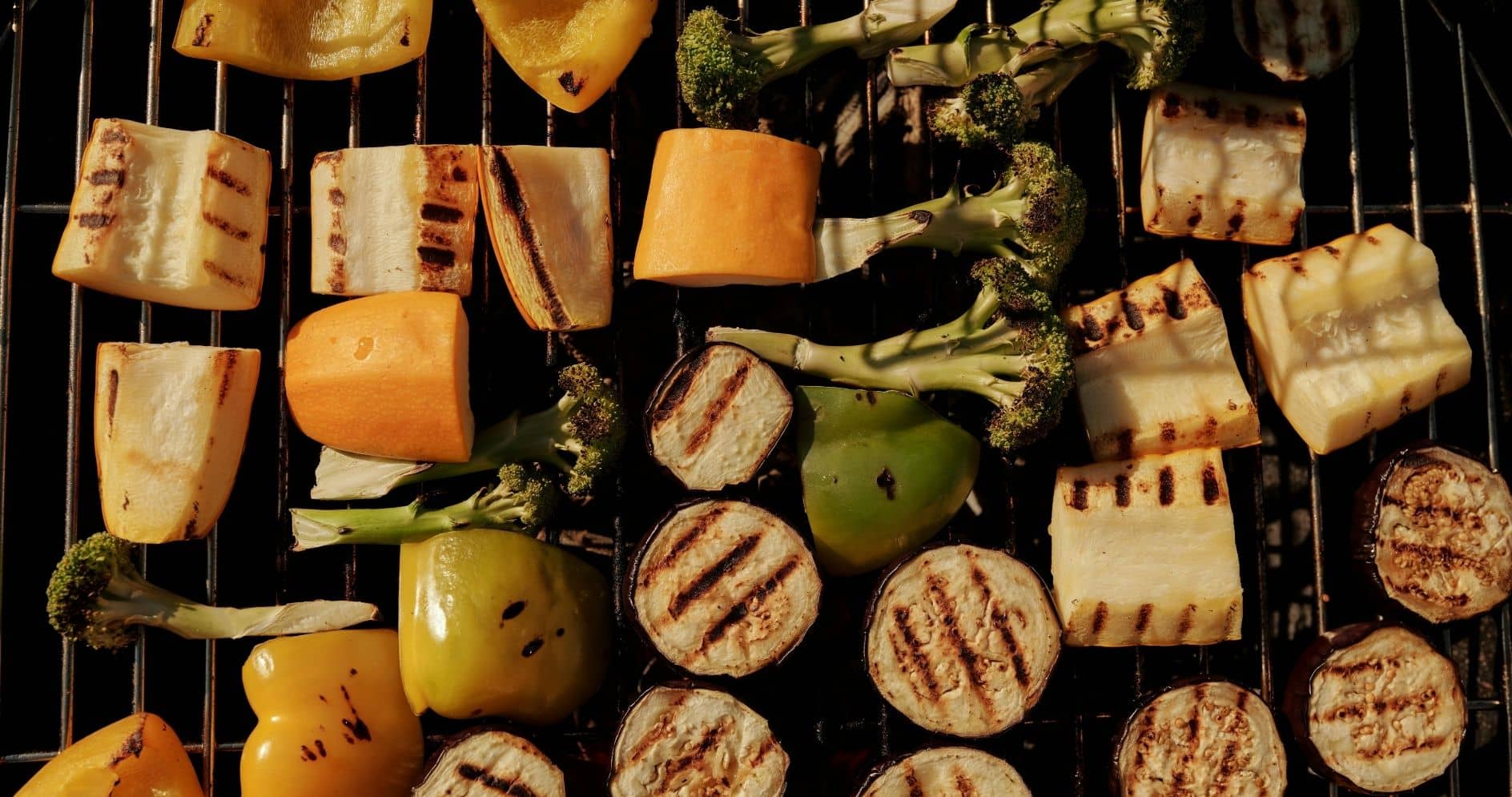 Veganes Grillen mit buntem Gemüse, und frischen Kräutern auf dem Grillrost