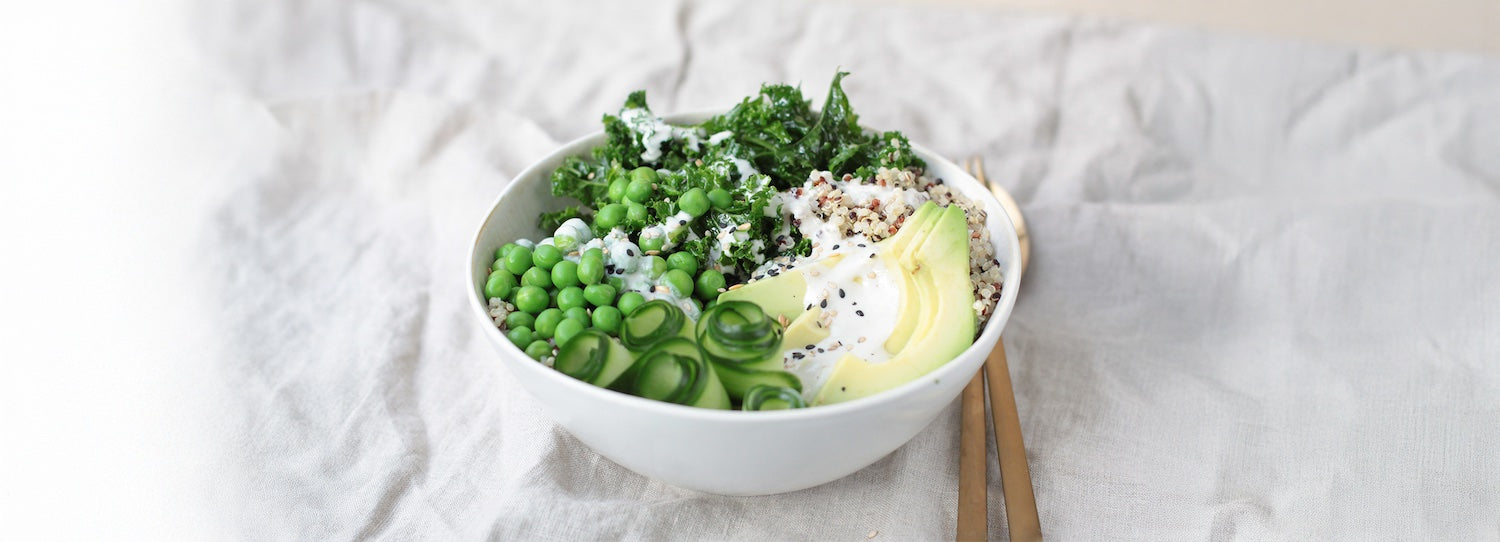 Grüne Bowl mit Quinoa und Avocado