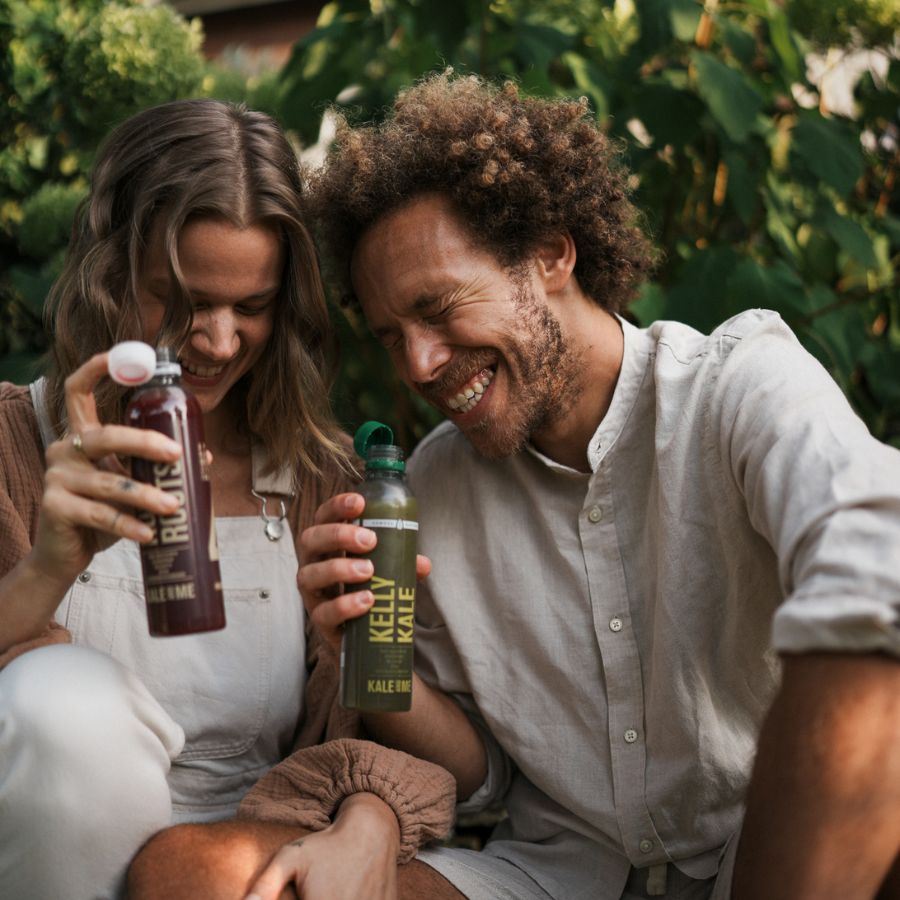 2 Personen trinken Saft